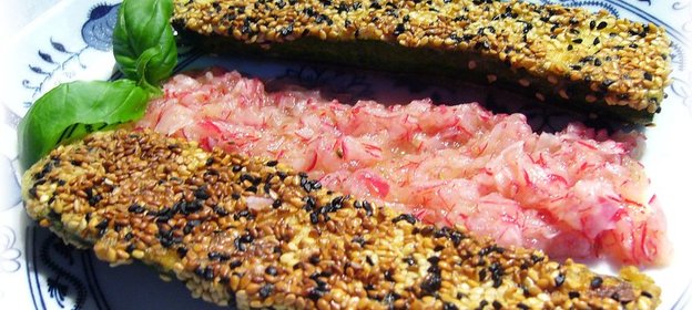 Мини-цукини с кунжутной корочкой и салатом-соусом из редиски