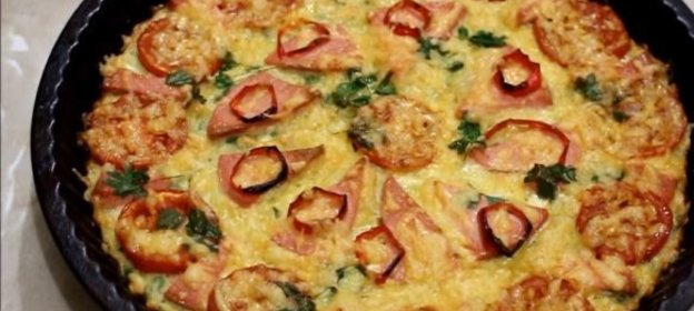 Пицца из кабачков, с колбасой и помидорами