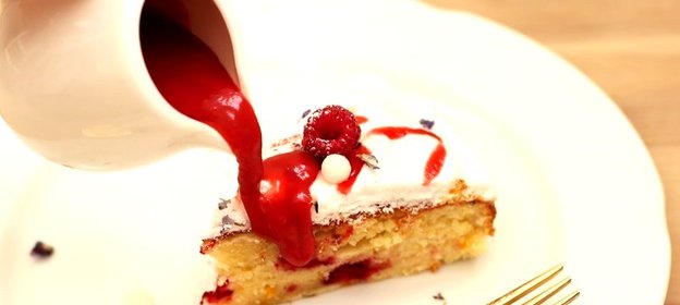 Малиновый пирог с сиропом