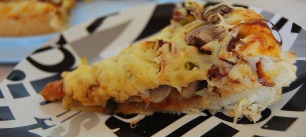Луковый пицца-пирог с грибами
