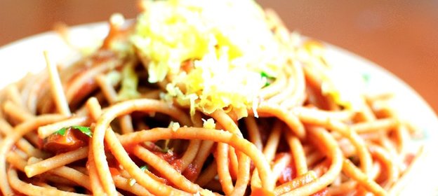 Спагетти с базиликом и помидорами