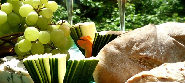 Хлеб на розовом вине для него и для нее (пикник во французском стиле)