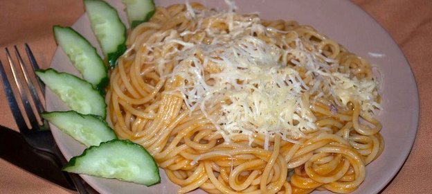 Паста с томатным соусом и пармезаном