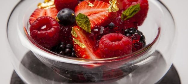 Ягоды в желе из розового шампанского