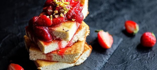 Творожная запеканка с натуральной ванилью, клубничным соусом и фисташками