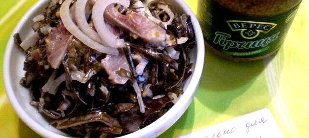 Салат из морской капусты с селедкой