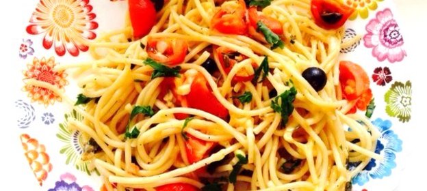 Макароны с черри, оливками и пармезаном