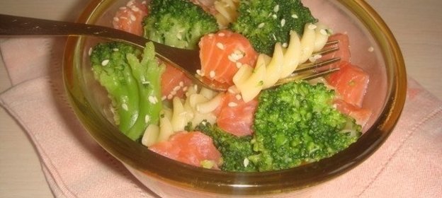 Теплый салат из макарон, малосольной форели и брокколи