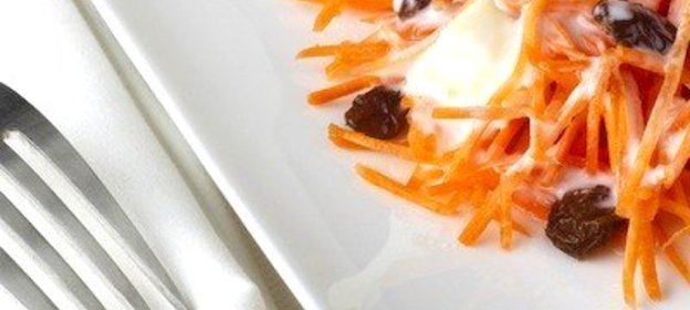 Морковный салат с изюмом и грецкими орехами