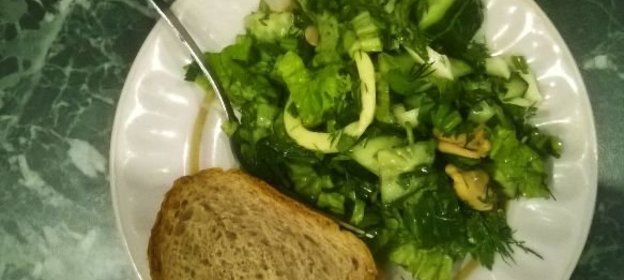 Ватрушка из слоеного теста со свежими яблоками, покрытая лимонным желе