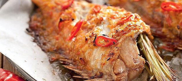 Морской окунь на гриле с лемонграссом и чили