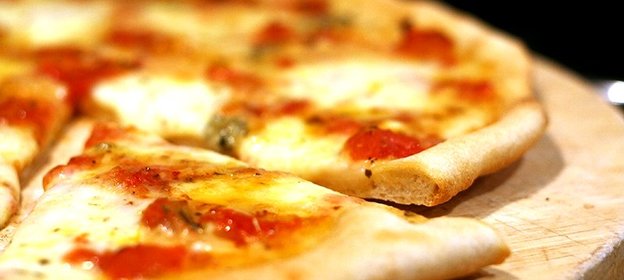 Пицца с колбасным сыром