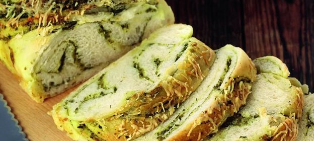 Плетеный хлеб с песто