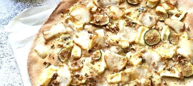 Пицца с грушей и сыром бри на тесте из цельнозерновой муки
