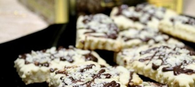 Сливочное печенье с шоколадом и миндалем