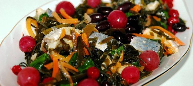 Салат с морской капустой и сельдью