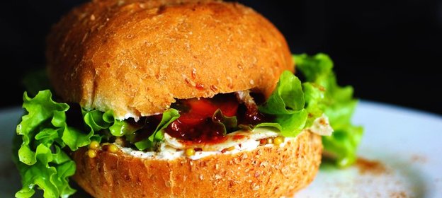 Низкокалорийный бургер со сливочным сыром и куриной грудкой