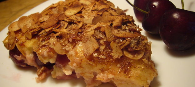 Нежный черешневый десерт с миндальными лепестками и корицей