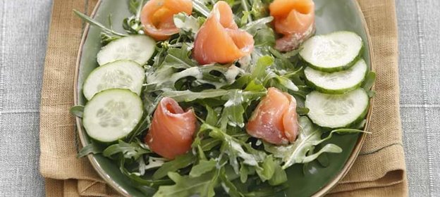 Салат с огурцами и копченым лососем