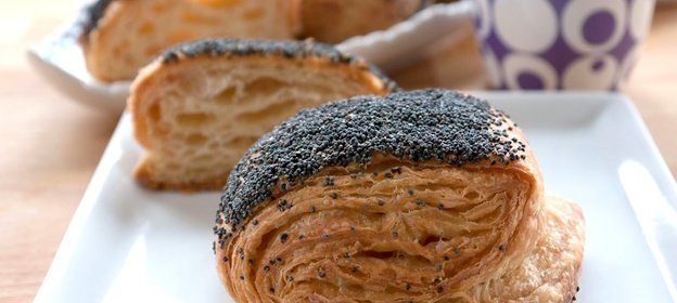 Слоеные булочки с маком