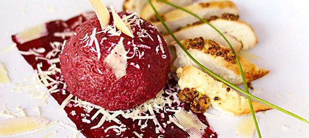 Салат из свеклы с козьим сыром и курицей