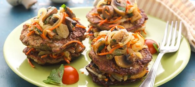 Печеночные оладьи с грибами, луком и морковью