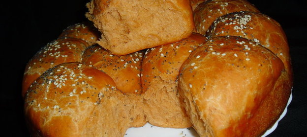 Булочки на томатном соке с плавленым сыром