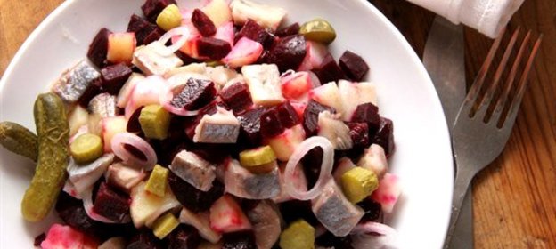 Салат из сельди с овощами и яблоком