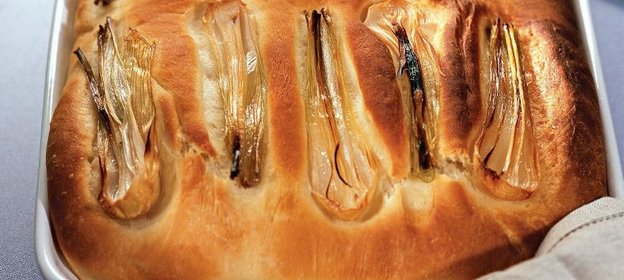 Хлеб с молодым зеленым луком