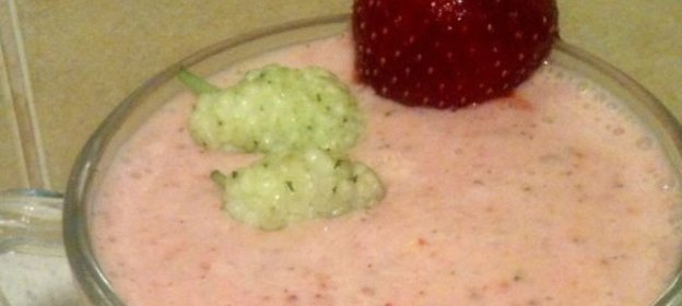 Смузи из клубники и белой шелковицы