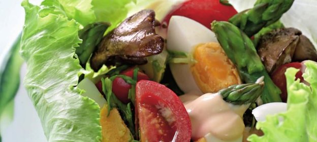 Салат из спаржи с куриной печенкой