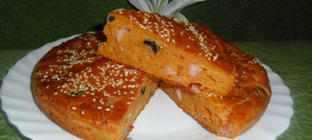 Томатный кекс с ветчиной, сыром и маслинами