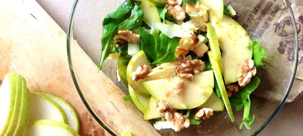 Салат с грушей и копченым сыром