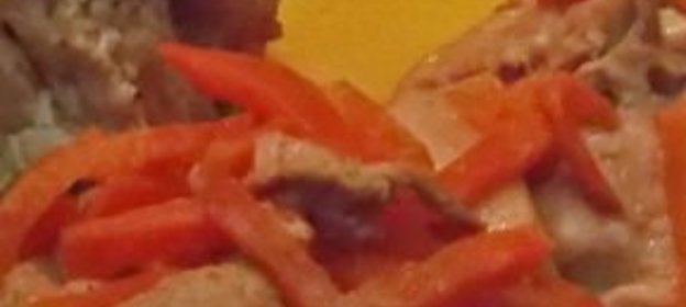 Пицца творожная с маслинами и ветчиной