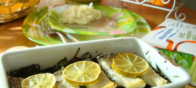 Пикша, запечённая с морской капустой и овощами