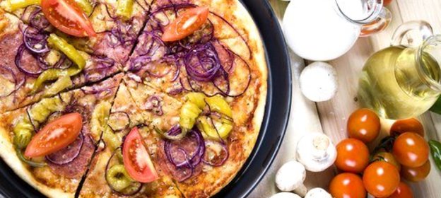 Пицца с овощами и соусом песто