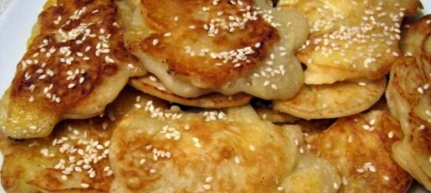 Оладьи с яблоком и кунжутом