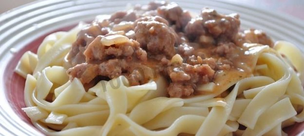 Лапша с томатной подливой из фарша