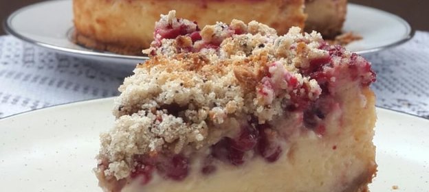 Чизкейк с брусникой и кофейным штрейзелем