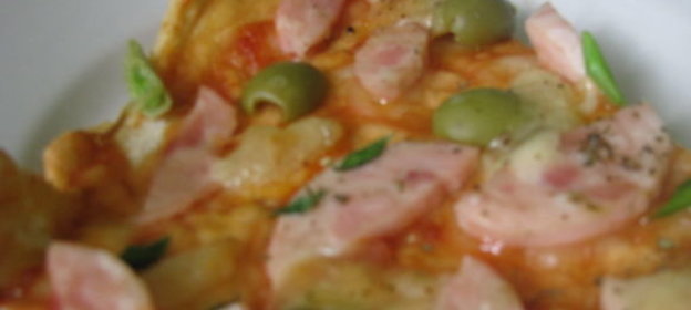 Пицца с ветчиной, оливками и моцареллой