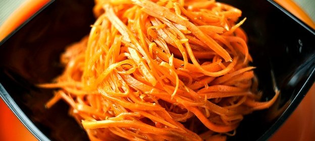 Салат из свежей моркови с кальмарами