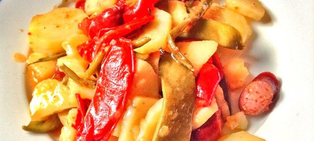 Запеченные овощи с сырокопчеными колбасками и гороховыми стручками