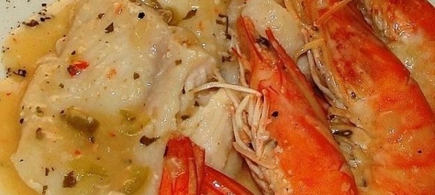 Морской язык с соусом и креветками