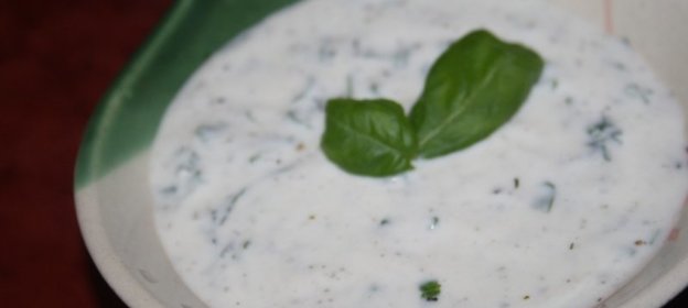 Йогуртовый соус с петрушкой, базиликом и прованскими травами