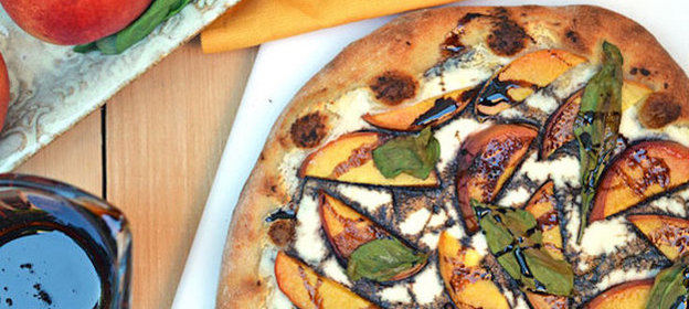 Пицца с персиками