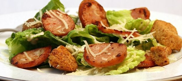 Салат Цезарь с колбасой