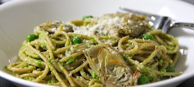 Спагетти с артишоками и соусом песто