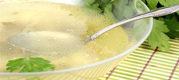 Прозрачный мясной бульон