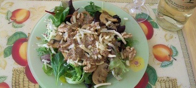 Теплый салат с грибами и сметанным соусом