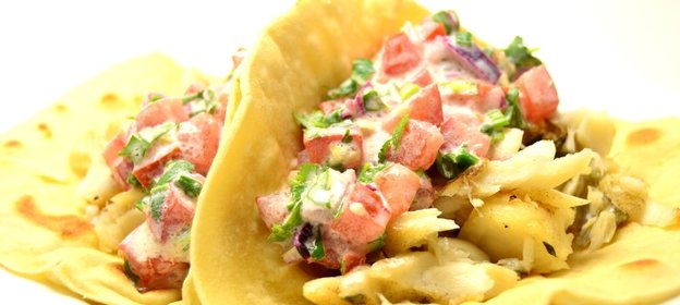 Тако с жареной треской и соусом сальса